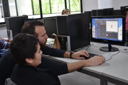 Niños de diferentes organizaciones sin fines de lucro visitaron la Facultad de Informática para comenzar a programar con Schatch